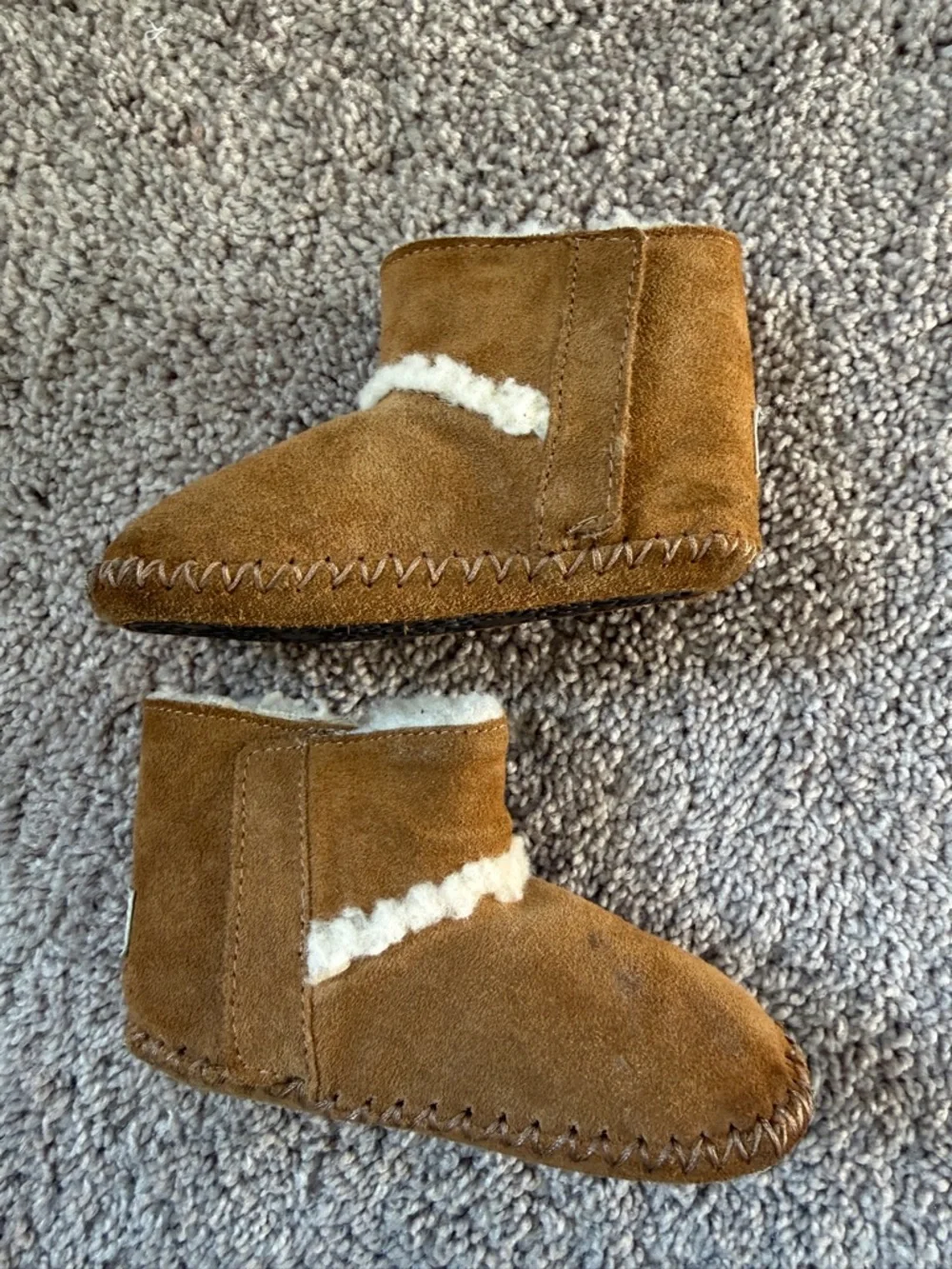 UGG infant baby Chestnut Suede Shearling-Lined Booties with button 4/5